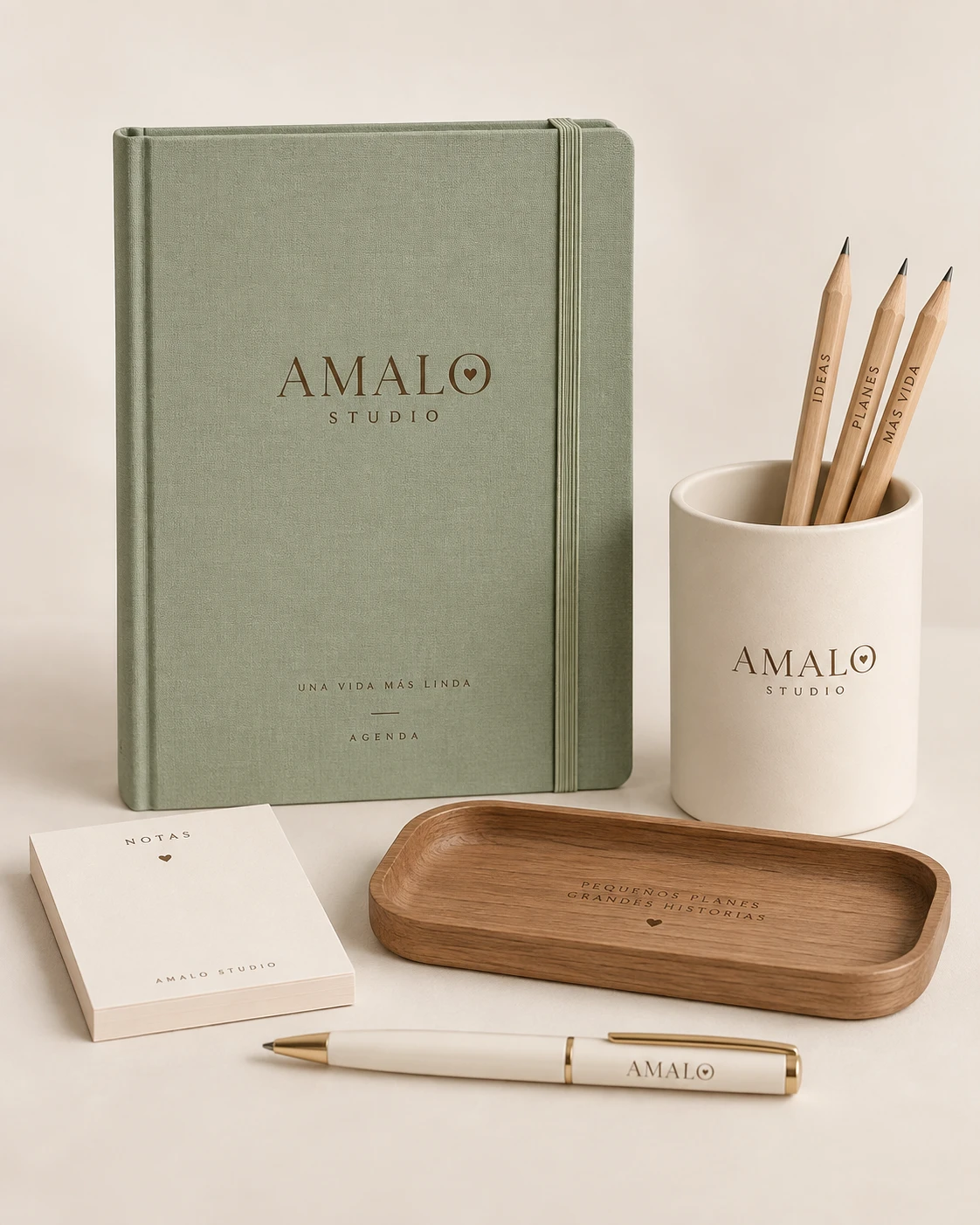 Kit de escritorio con agenda salvia, lapicera, portalápices y bandeja de madera